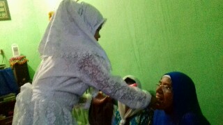 Nurkhotika menyuapkan kue ulang tahun ke Nenek