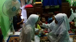 Nurkhotika saat memberikan potongan kue ulang tahunnya dan menyuapi ke ibundanya Yanti