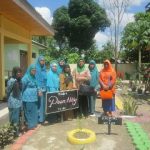 Ketua PKK Kab Siak Misnarni Syamsuar foto bersama dengan Pengurus PKK Kecamatan Sungai Mandau-320x240