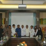 Staf ahli Bupati Siak bidang Kemasyarakatan dan SDM Ir Budiman Shafari M.Kes foto bersama Komisi D DPRD Kabupaten kediri. 25 Mei 2016-2-320x213