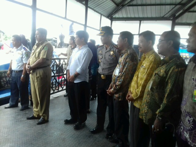 Wakil Bupati Siak Drs Alfedri didampingi Kapolres Siak AKBP Restika P Nainggolan dan pejabat teras pemda Siak saat menunggu kedatangan menteri lingkungan hidup dan kehutanan Siti Nurbaya di pelabuhan Lasdap