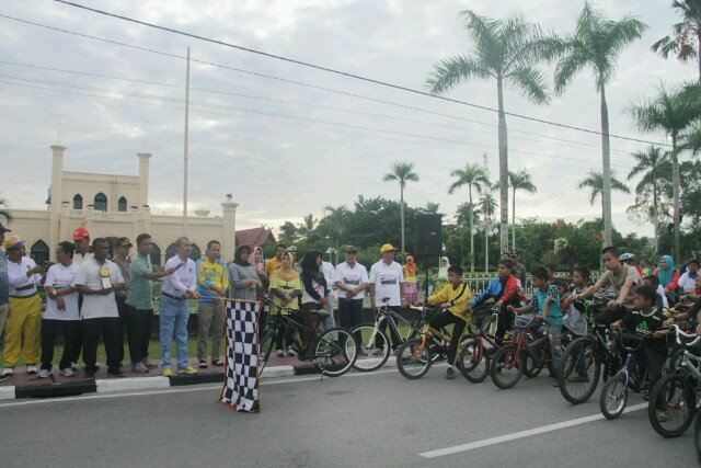 Bupati melepas sepeda santai didepan Istana