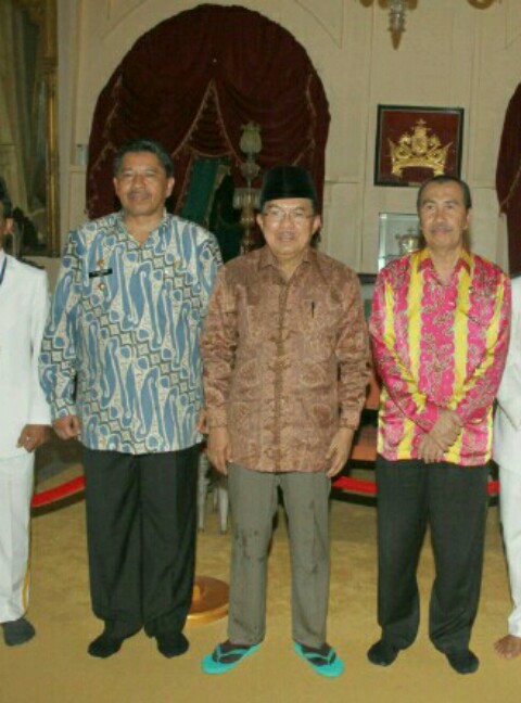 Bupati Siak Drs H.Syamsuar didampingi Wakil Bupati Siak Drs Alfedri berpoto bersama wakil presiden RI H. Yusuf Kalla di dalam Istana Siak pada HUT Hari Lingkungan Hidup