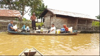 Nelayan Rohil sedang mencari ikan disalah satu Sungai di Kabupaten Rokan Hilir