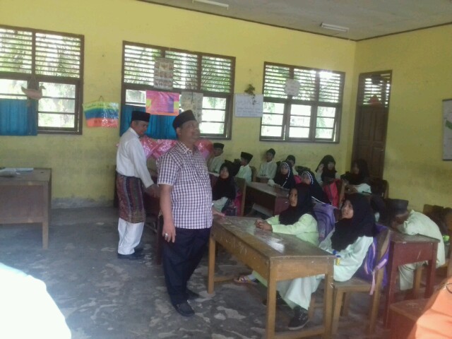 H.Hasmar menyempatkan diri masuk kedalam lokal menyapa murid