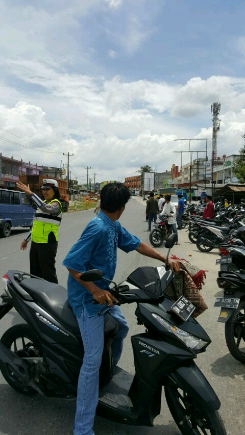 Selain Antisipasi tindakan kejahatan Curanmor Anggota Polwan juga mengatur Arus lalu lintas di depan masjid di kota Tualang