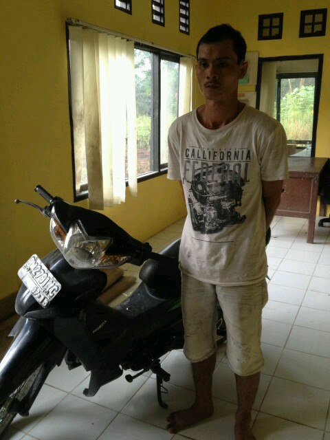 Diduga Pelaku curanmor Shina (33) warga Lubuk dalam dengan barang bukti 1 unit sepeda motor