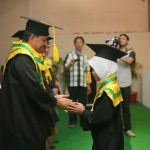 Wabup menyalami santri yang telah menyelesaikan MDTA seraya berpesan rajin belajar kepada salah seorang santriwati-640x427